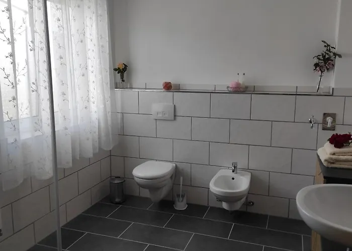 Zum Schmetterlingsflieder